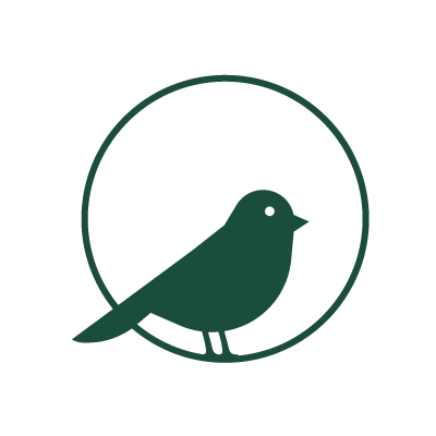 Poziome logo ".zasiane." na czarnym tle. Grafika przedstawia zielonego ptaka siedzącego na grabiach na tle żółtego koła, obok zielony napis z nazwą firmy.